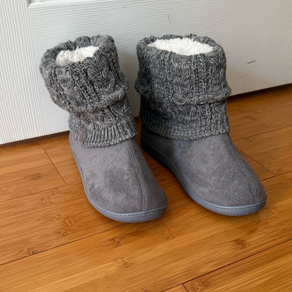 Cozy Gray Knit Cuff Slippers